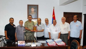 Garnizon Komutanı Şahin’e Plaket