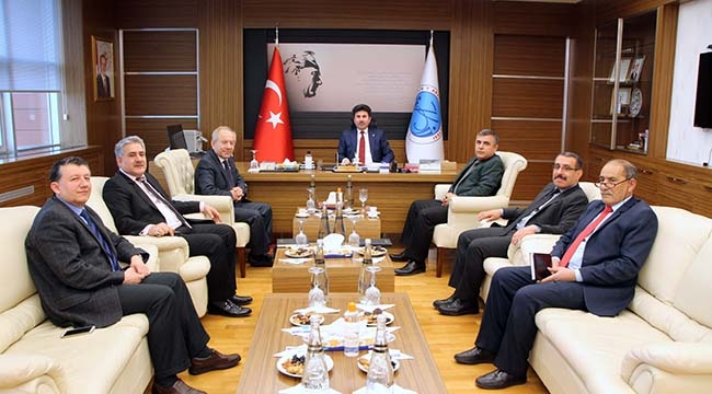 Rektör Karacoşkun Tebrikleri Kabul Ediyor