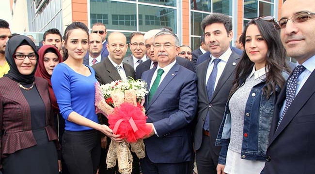 Bakan Yılmaz Gençlerle Buluştu