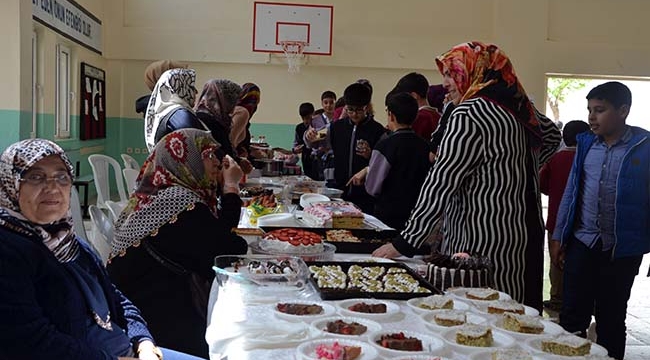 Gönüllü Annelerden Öğrenciler Yararına Kermes