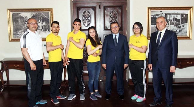 Bilek Güreşi Şampiyonları Valiyi Ziyaret Etti