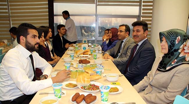 Rektör Karacoşkun'dan Öğrencilere İftar Yemeği