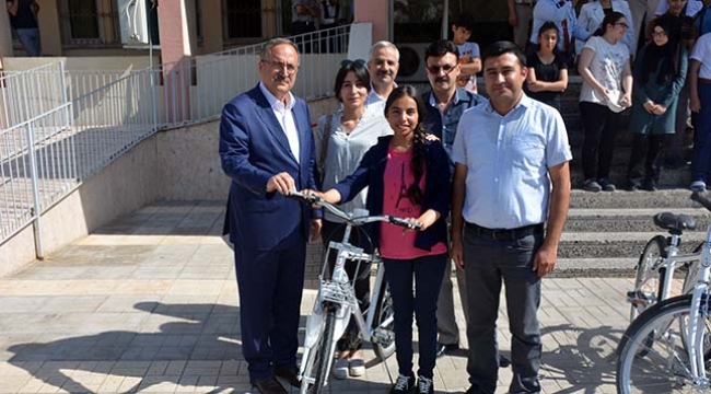 TEOG Birincilerine Bisiklet Hediye Edildi