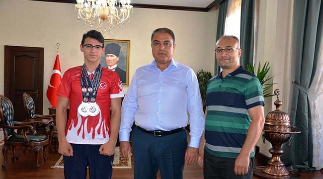 Vali Dr. Tekinarslan Şampiyonu Kabul Etti