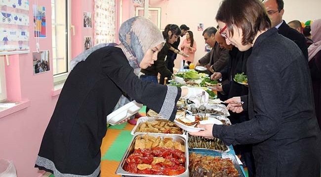 Üniversitede Öğretmenler Günü Kermesi Yapıldı