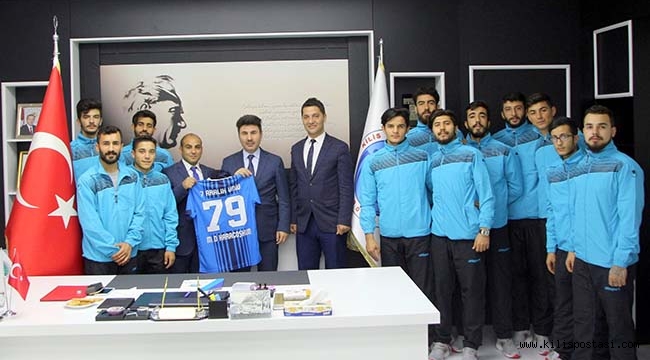 Futbolculardan Rektöre Özel Forma!