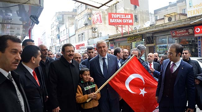İş adamları Roketin Düştüğü Camiyi Ziyaret Ettiler