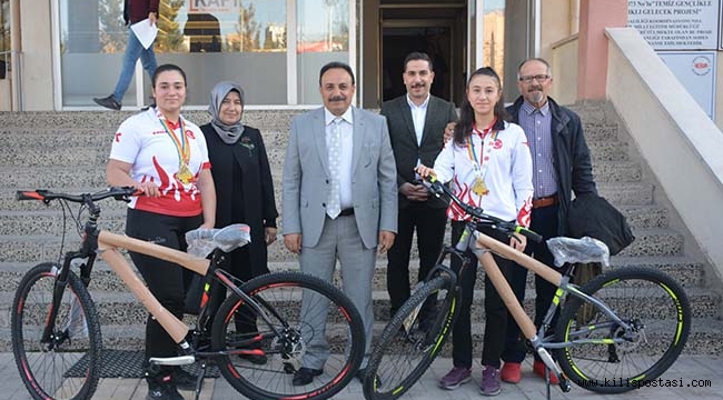 Dünya Şampiyonlarına Akkurt'dan Hediye
