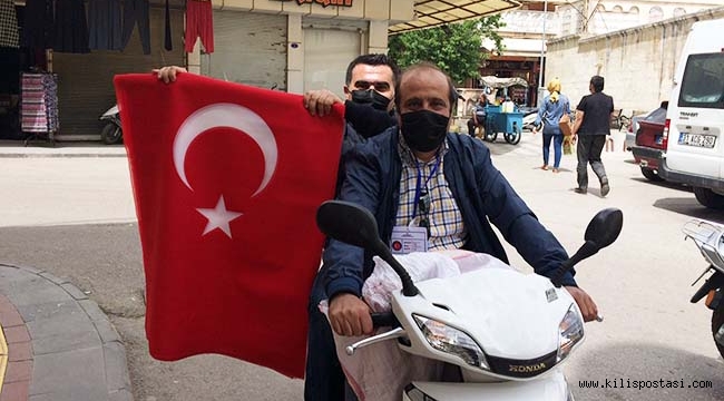 Vefa Sosyal Destek Grubu Türk Bayrağı Dağıtıyor