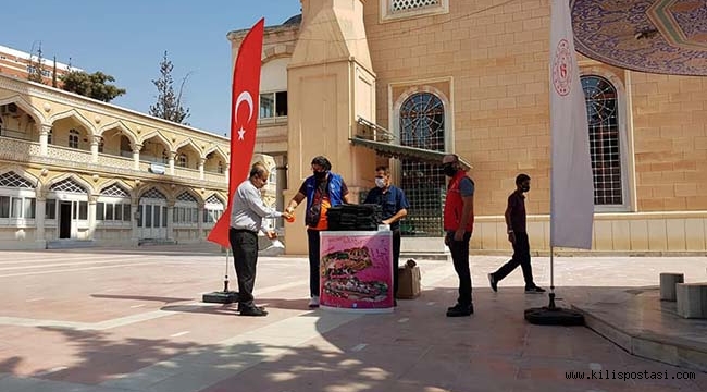 Cuma Namazında Maske ve Seccade Dağıtıldı