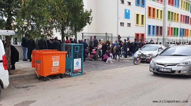 Kilis'te Okul Önlerinde İzdiham Devam Ediyor