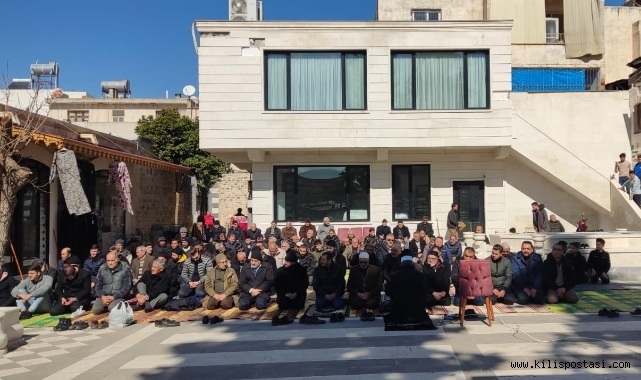 Depremin gölgesinde Cuma Namazı