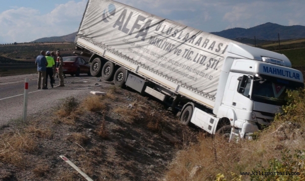 Kilis'te Tır ile Kamyonet Çarpıştı: 2 Yaralı