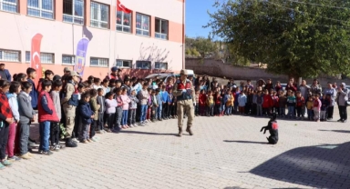 Musabeyli İlçe Jandarma Komutanlığı, Öğrencilere Jandarma İmkanlarını Anlattı 