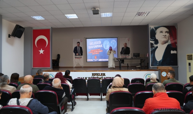 'Atatürk gibi gençler yetiştirmeliyiz, bizim kahramanımız Atatürk'tür'