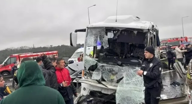 İstanbul'da zincirleme kaza! 1 polis şehit oldu, 16 polis yaralı