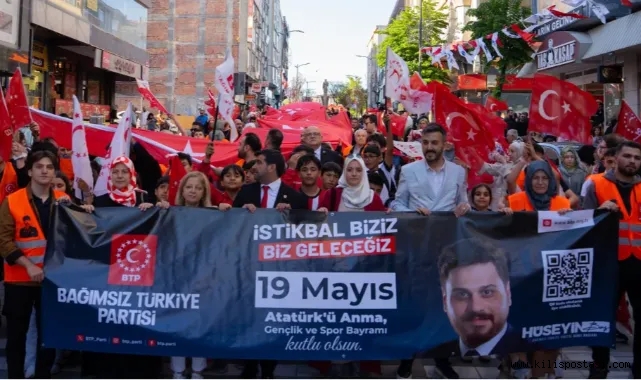 Avcılar’da muhteşem 19 Mayıs korteji: 150 metrelik dev bayrakla caddeler kırmızı beyaza boyandı