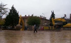 Cumhuriyet Alanı?na İş Makinaları Girdi