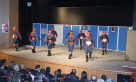 Efeler Polisler İçin Sahnedeydi