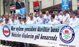 Memurun Eli Kolu Bağlı