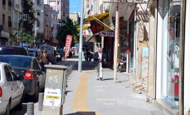 Esnaf Kaldırımı Temizledi