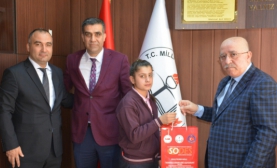 Şampiyon Güreşçiye Kutlama!