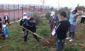 Öğrenciler Polisler İle Birlikte Ağaç Dikti