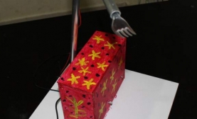 Robot Kol İcat Ettiler