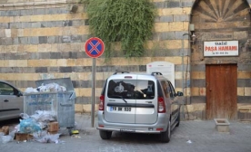 Tarihi Hamam Önünde Taşan Çöp Konteynırı Tepki Topladı