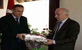 Vali Odabaş?a Madalya Verildi